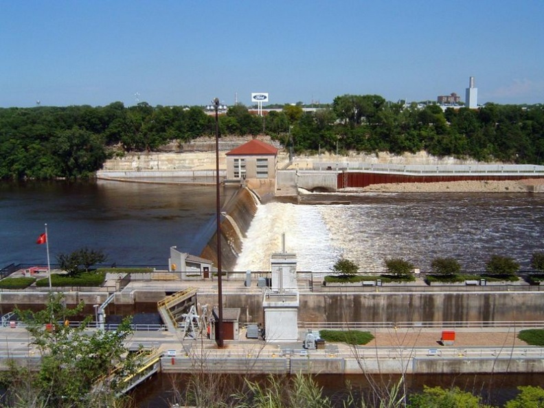 800px-Ford_lock_and_dam.jpg